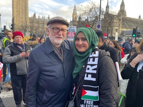 Cllr Sophia Naqvi posing with former Labour leader Jeremy Corbyn